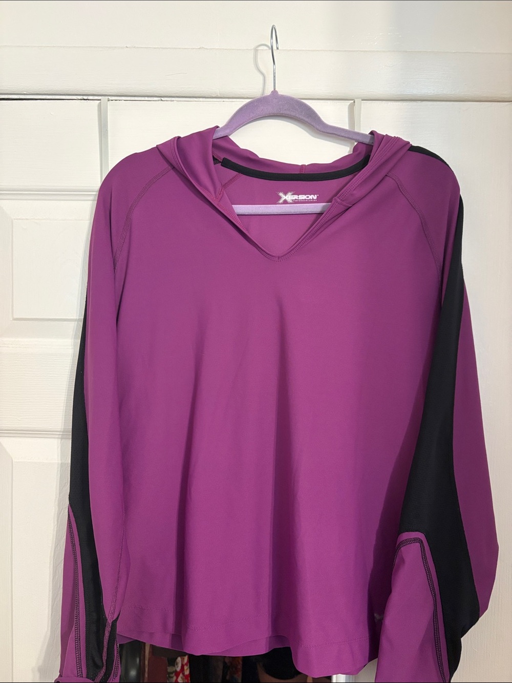Xersion Women's Magenta Hooded Performance Pullover with Black Panels XL PtP 23
